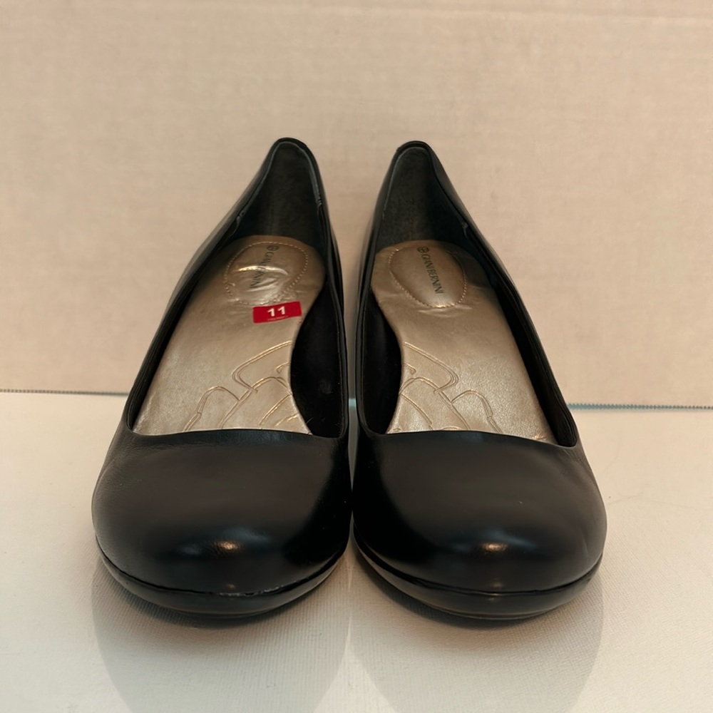 Excellent condition. Very pretty heel with a slight platform.